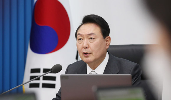 윤 대통령은 지하주차장 부실 공사와 관련해 전수 조사와 안전 조치에 만전을 기하라고 원희룡 국토교통부 장관에게 지시했다. ⓒ 연합뉴스