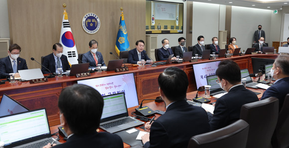 윤 대통령은 1일 주재한 국무회의에서 푹우 피해를 입은 분들의 조속한 일상 복귀를 위한 지원금 지급과 폭염 대책에 대해 당부했다. ⓒ 연합뉴스
