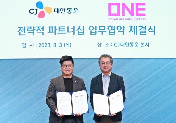강병구 CJ대한통운 글로벌부문 대표(왼쪽)와 구리모토 유 ONE 영업총괄 사장이 기념사진을 촬영하고 있다. ⓒ CJ대한통운