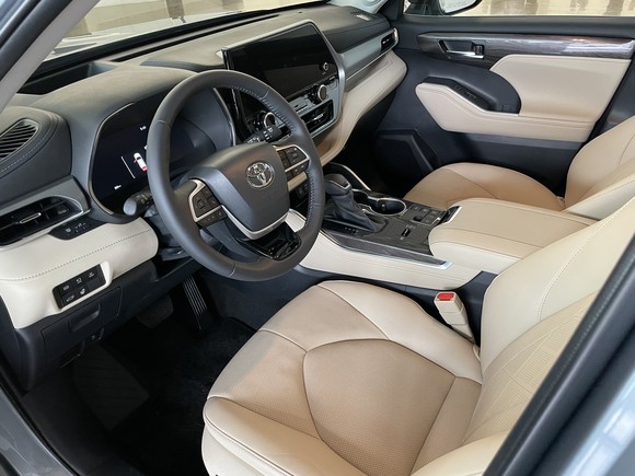 인테리어는 수평이 강조된 레이아웃을 기반으로 프리미엄 SUV의 공간을 선사한다. = 노병우 기자