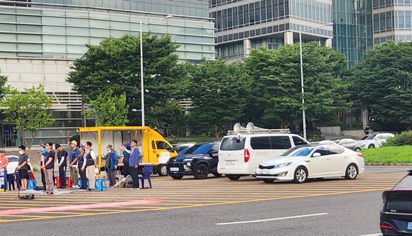 염곡사거리 9차선 도로 한복판에 있는 황색 안전지대에서 불법 시위가 진행되고 있는 모습. ⓒ 독자제공