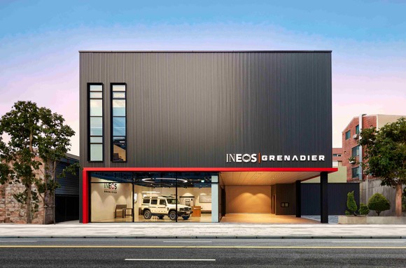 이네오스 그레나디어 서울은 성수역에서 300m 인근에 위치해 뛰어난 접근성을 자랑한다. ⓒ 차봇모터스