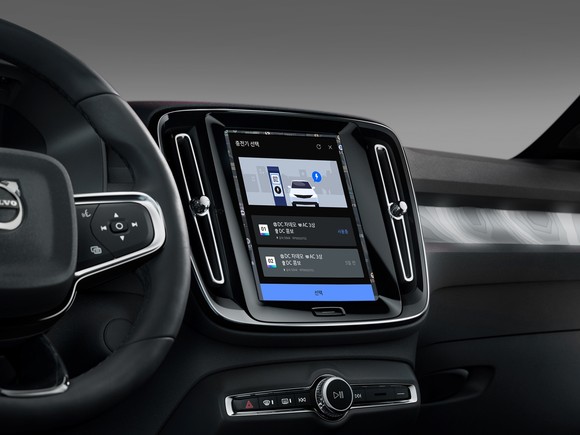 C40 Recharge 인포테인먼트에서 충전소 정보를 제공하고 있는 모습. ⓒ 볼보자동차코리아