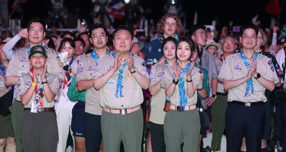 6호 태풍 '카눈'이 한반도를 지날 것으로 예상됨에 따라 윤 대통령은 '세계스카우트잼버리'의 남은 일정을 수도권에서 진행하는 '컨틴전시 플랜'을 점검했다. ⓒ 연합뉴스