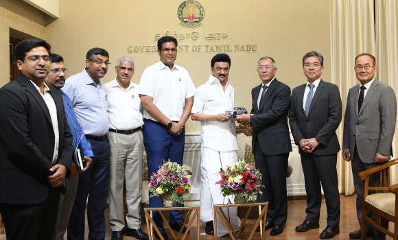 정의선 회장이 8일 타밀나두주 정부청사에서 M.K.스탈린 주수상을 만나 인도 자동차시장 발전 방안 및 현대차그룹 인도 사업 협력방안에 대해 협의했다. ⓒ 현대자동차그룹