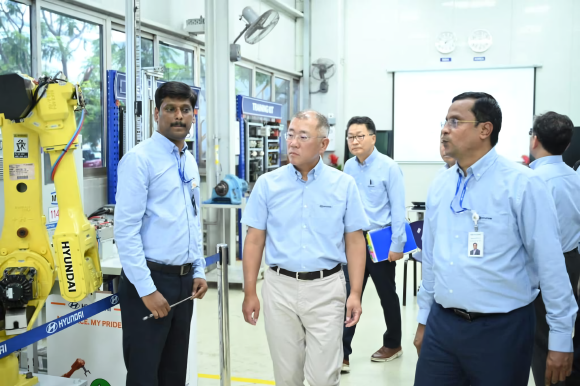 정의선 회장이 현대차 인도공장 생산라인을 둘러보며 인도 전략 차종 생산 품질을 점검하고 있는 모습. ⓒ 현대자동차그룹