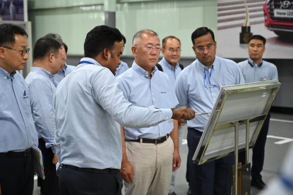 정의선 회장이 현대차 인도공장 생산라인을 둘러보며 인도 전략 차종 생산 품질을 점검하고 있는 모습. ⓒ 현대자동차그룹