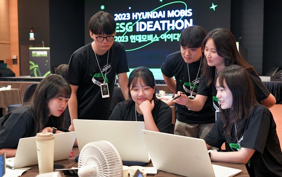 2023 현대모비스 ESG 아이디어톤 대회 참가자들이 팀 회의를 진행하고 있다. ⓒ 현대모비스