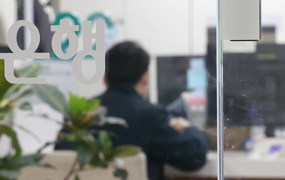 국무조정실 소속 규제심판부가 8일 금융위원회와 금융감독원에 '금융거래 한도제한 제도' 개선을 권고했다. ⓒ 연합뉴스