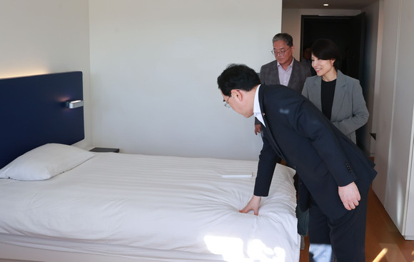 이창양 장관이 현대차 마북캠퍼스를 방문해 숙소, 식당, 냉방설비 등을 점검하는 모습. ⓒ 현대자동차