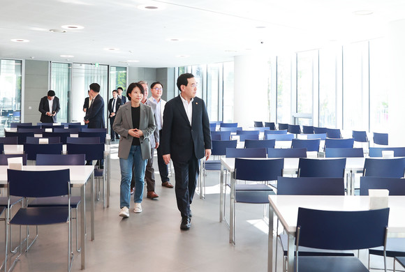 이창양 장관이 현대차 마북캠퍼스를 방문해 숙소, 식당, 냉방설비 등을 점검하는 모습. ⓒ 현대자동차