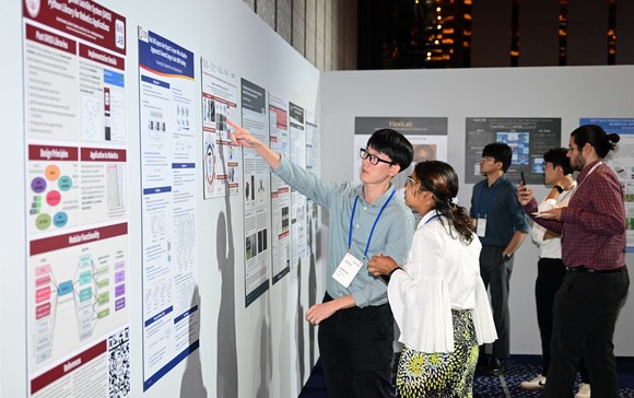 8일 진행된 현대 비전 컨퍼런스에서 참가자들이 연구과제 전시물을 둘러보며 의견을 나누는 모습. ⓒ 현대자동차