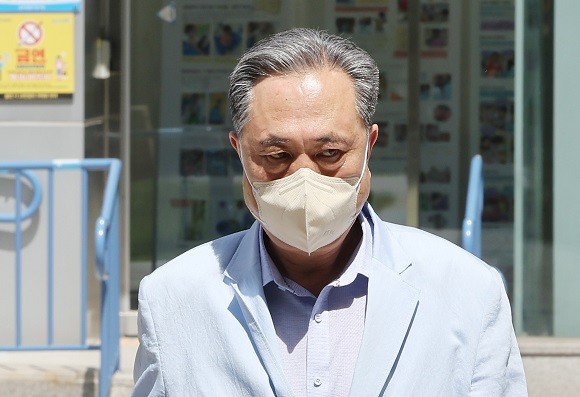 박차훈 새마을금고중앙회장이 지난 8일 구속 전 피의자 심문을 받기 위해 서울동부지법으로 들어서고 있다. ⓒ 연합뉴스