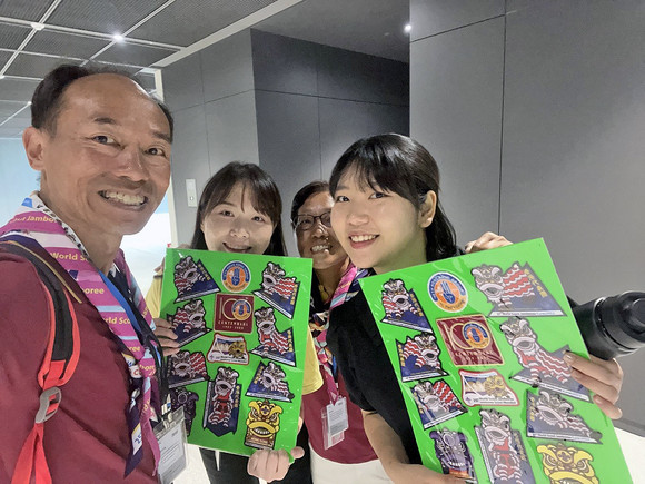 기아 비전스퀘어에 입소한 홍콩 잼버리 대원들이 현대차그룹의 세심한 지원과 환대에 대한 감사의 뜻으로 스카우트 뱃지를 모아 비전스퀘어 담당자에게 전달했다. ⓒ 현대자동차그룹