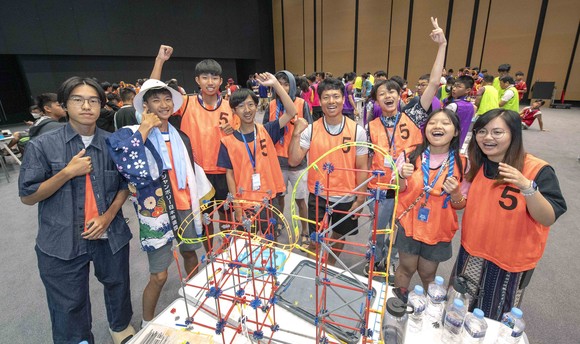 기아 비전스퀘어에 입소한 홍콩 잼버리 대원들이 10일 롤러코스터 조립 등 다양한 체험 프로그램에 참가해 즐거운 시간을 보내고 있다. ⓒ 현대자동차그룹