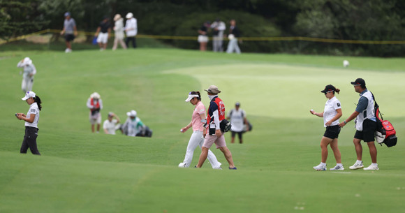'두산건설 We've 챔피언십' 1라운드 경기가 중단돼 선수들이 철수하고 있다. ⓒ KLPGA
