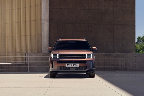 전면은 현대차의 엠블럼을 아이코닉한 형상으로 재해석한 H 라이트가 눈길을 사로잡는다. ⓒ 현대자동차