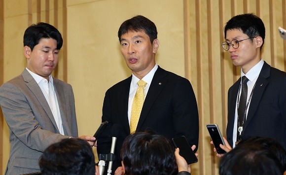 이복현 금융감독원장이 10일 하나글로벌캠퍼스에서 열린 중소기업 ESG 경영 관련 업무협약식에 참석한 뒤 취재진 질문에 답하고 있다. ⓒ 연합뉴스