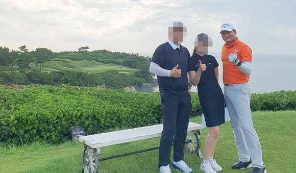 비치코스의 6번 홀은 파인비치의 시그니처홀로 바다를 가로질러 페어웨이에 안착시켜야 한다. = 김경태 기자
