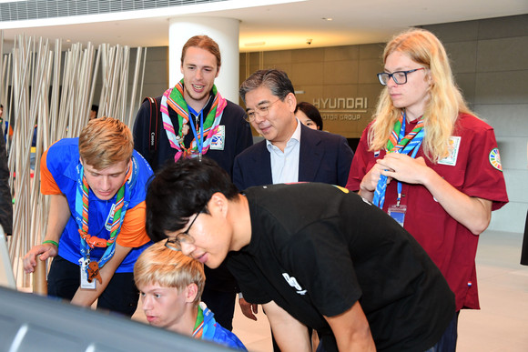 장재훈 사장이 레이싱 게임을 즐기는 네덜란드 잼버리 대원들을 지켜보고 있다. ⓒ 현대자동차그룹