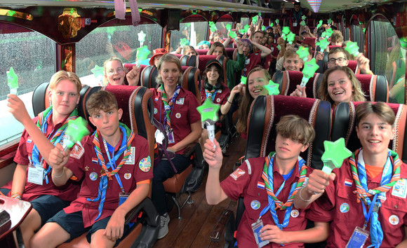 네덜란드 잼버리 대원들이 현대차그룹이 제공한 야광 응원봉과 다양한 간식을 들고 즐거워하고 있다. ⓒ 현대자동차그룹