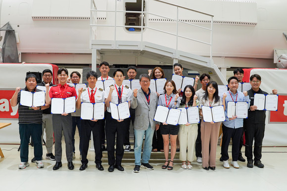 정홍근 대표이사와 모범사원에 선정된 임직원들이 표창장을 들고 파이팅 구호를 외치고 있다. ⓒ 티웨이항공