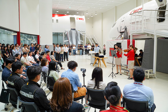 정홍근 대표이사와 모범사원에 선정된 임직원들이 표창장을 들고 파이팅 구호를 외치고 있다. ⓒ 티웨이항공