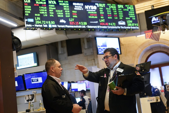 미국 뉴욕증권거래소(NYSE) 객장에서 트레이더들이 업무를 처리하고 있다. ⓒ 연합뉴스