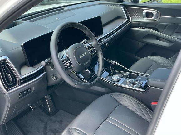 실내는 수평적인 조형을 통해 높은 개방감을 연출했다. = 노병우 기자