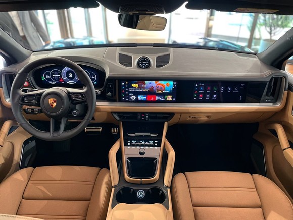 신형 카이엔에서는 운전자와 동승자 모두 완전히 새로워진 콕핏을 경험할 수 있다. = 노병우 기자