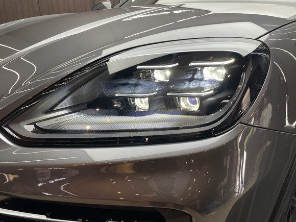 대대적인 업그레이드 중 하나인 고해상도 HD 매트릭스 LED 헤드라이트가 옵션 사양으로 새롭게 제공된다. = 노병우 기자