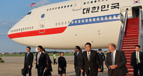 윤 대통령이 한미일 정상회의 참석차 미국 워싱턴DC 인근 앤드루스 공군기지에 17일(현지시간) 도착했다. ⓒ 연합뉴스