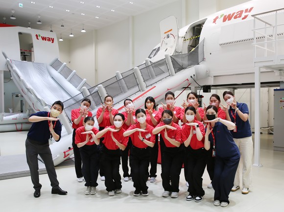 학생들이 교육 중 기념사진 촬영을 하고 있다. ⓒ 티웨이항공