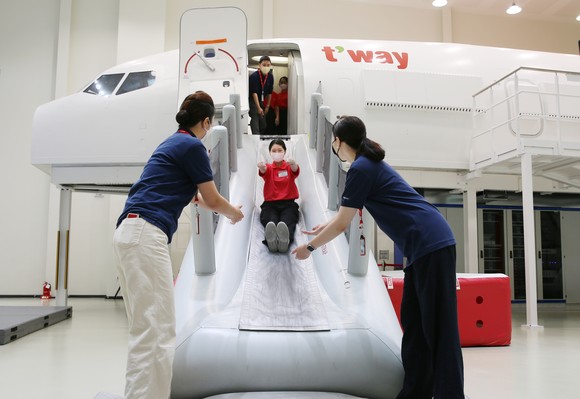 B737 항공기 슬라이드 비상탈출 훈련을 하고 있다. ⓒ 티웨이항공