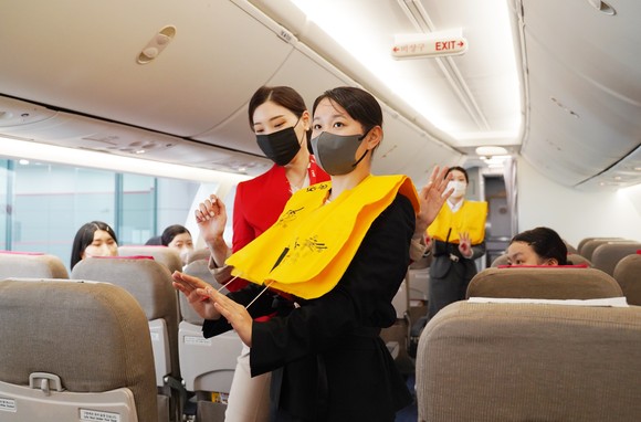 기내 안전 브리핑(구명복 착용)을 실습하고 있다. ⓒ 티웨이항공