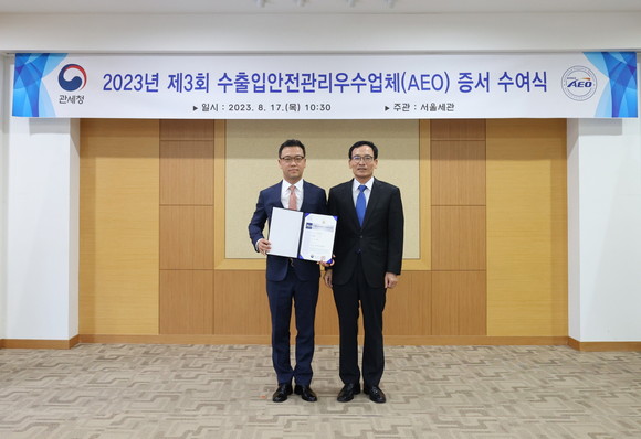 왼쪽부터 정상천 BMW 그룹 코리아 서비스총괄 본부장과 정승환 서울세관장. ⓒ BMW 그룹 코리아