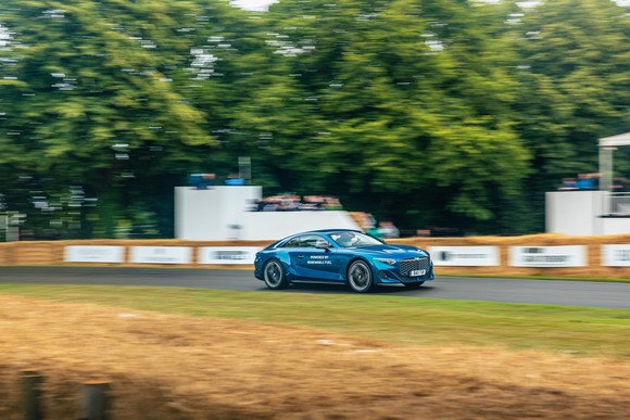 바이오 연료를 주유하고 달리고 있는 모습. ⓒ 벤틀리모터스코리아