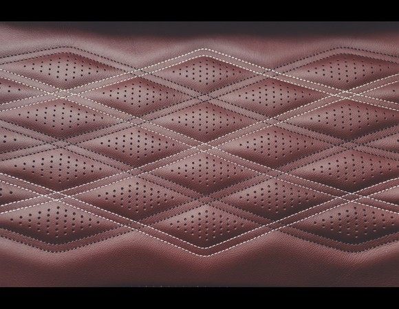 올리브 태닝 가죽을 자동차 내장재에 사용하는 건 벤틀리가 최초다. ⓒ 벤틀리모터스코리아