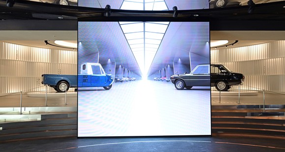 T-600, 브리사 복원 모델 앞 기아 대표 모델들의 이미지가 연출된 모습. ⓒ 기아