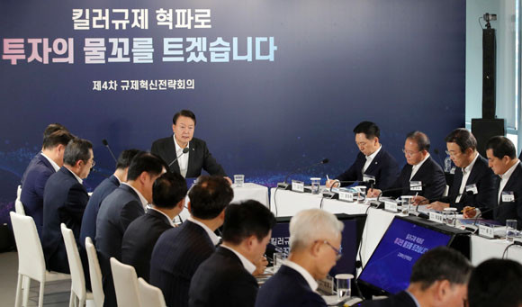 킬러규제 혁파 규제혁신전략회의에서는 △산단 입지 킬러규제 혁파방안 △화학물질 관리 등 환경 킬러규제 혁파방안 △외국인 인력활용 등 고용 킬러규제 혁파방안 등 3가지 안건을 개편하기로 했다. ⓒ 연합뉴스