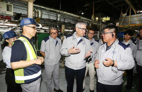 새롭게 부임한 헥터 비자레알 GM 한국사업장 신임 사장이 지난 23일 첫 현장 경영 행보로 GM 부평공장을 방문했다. ⓒ 한국GM