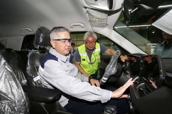 헥터 비자레알 GM 한국사업장 신임 사장이 초기 무결점 제조 품질 확보를 위한 품질 관리 현황 등을 살피고 있는 모습. ⓒ 한국GM