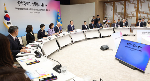 윤 대통령은 국민통합위원회 2기 신규 민간위원 13명에게 직접 위촉장을 수여했다. ⓒ 연합뉴스