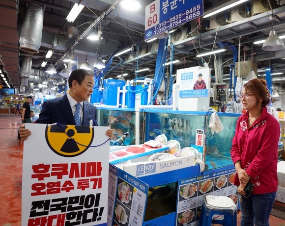 이창섭 더불어민주당 예비후보가 지난 24일 강서구 강서농수산물 도매시장을 방문하여 상인과 대화하고 있다. ⓒ프라임경제