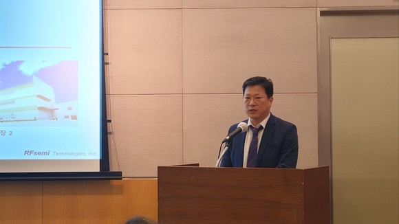 현덕수 알에프세미 리튬사업본부장이 지난 29일 열린 기업설명회에서 프레젠테이션을 진행 중인 모습. = 박기훈 기자