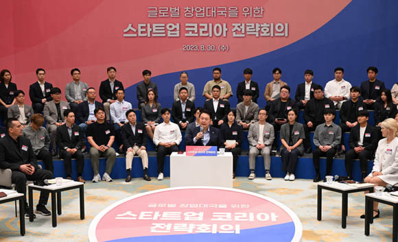 윤 대통령은 "스타트업이라는 단어의 개념요소에 글로벌, 디지털화, 세계화, 세계시장 등이 자리잡고 있다"며 "우리 스타트업들이 국내 시장에 안주하고 국내만 쳐다보고 있는다면 세계 시장에 접근하지도 못할 뿐 아니라 혁신도 안된다"고 당부했다. ⓒ 대통령실