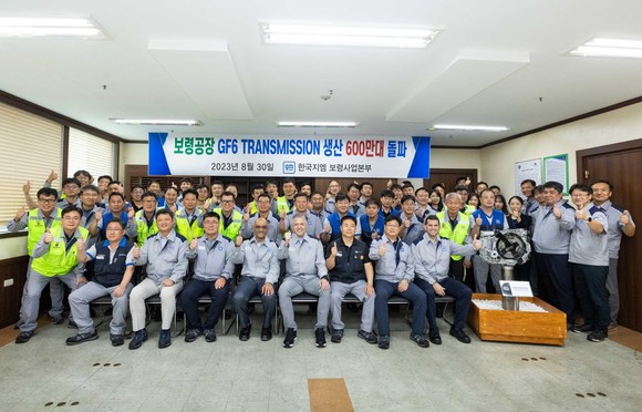 6단 자동변속기 600만대 생산 돌파를 축하하며 단체 사진 촬영을 하고 있는 모습. ⓒ 한국GM