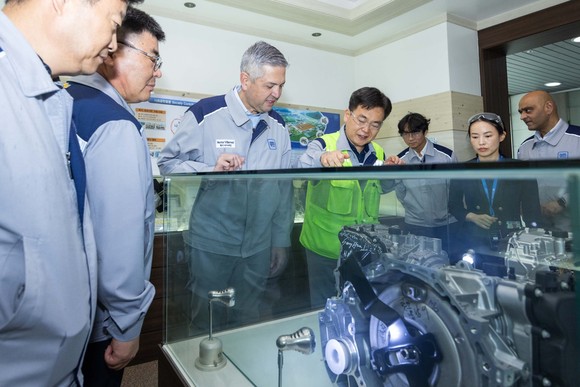 헥터 비자레알 한국GM 사장이 보령공장을 방문해 6단 자동변속기 600만대 생산 돌파 기념식을 개최했다. ⓒ 한국GM