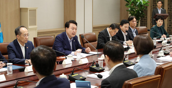이날 회의는 윤 대통령이 '하반기 국정운영의 중심을 경제'에 둔 만큼 추석 장바구니 물가 안정에 총력을 다하는 한편 취약계층 맞춤형 지원 강화 및 내수 활성화 등을 통해 서민생활 여건을 개선하고, 민생 안정 방안을 논의하기 위해 마련됐다. ⓒ 연합뉴스