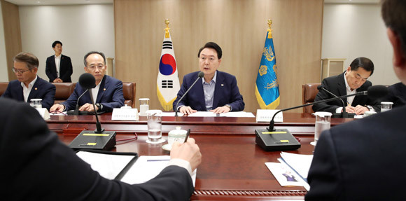 윤 대통령은 31일 주재한 비상경제민생회의에서 "정책의 최우선순위는 '민생'이다"고 강조했다. ⓒ 연합뉴스